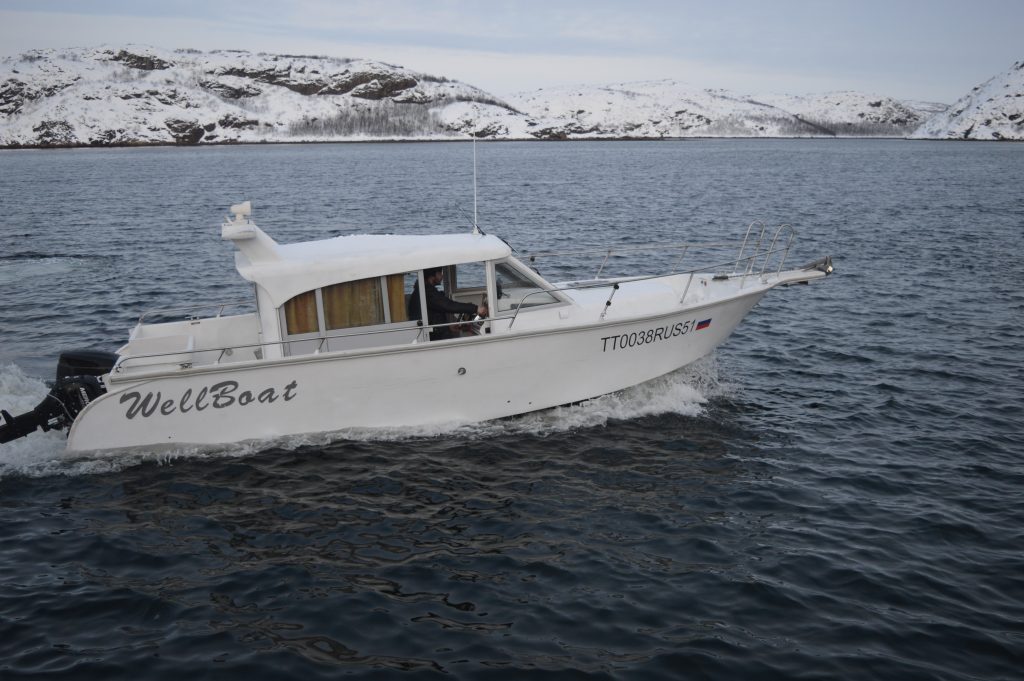 Катер Well Boat на выходе в море